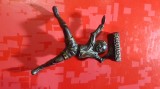 G301-Statuieta veche Acrobat-Sportiv Dusseldorf alama/bronz masiv antichizat verde inchis stare foarte buna. Lungime 12 cm, latime cca 9 cm.