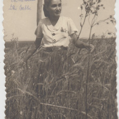 M1 A 17 - FOTO - Fotografie foarte veche - domnisoara in natura - anul 1943