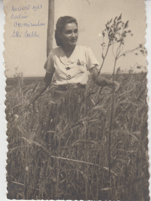 M1 A 17 - FOTO - Fotografie foarte veche - domnisoara in natura - anul 1943
