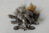Insigna vanatoreasca cu cocos de munte, insigna de palarie vanator, Germania, metal si pana de pasare, cca 4x3cm