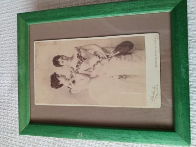 fotografie veche ,celebru atelier fotografic, ,inramata,anii 1900, Budapesta.DOUA DISTINSE DOAMNE . foto