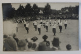 ANSAMBLU DE TINERE FACAND EXERCITII DE GIMNASTICA IN FATA ASISTENTEI , FOTOGRAFIE TIP CARTE POSTALA , MONOCROMA, PERIOADA INTERBELICA , VOALATA IN PAR