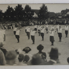 ANSAMBLU DE TINERE FACAND EXERCITII DE GIMNASTICA IN FATA ASISTENTEI , FOTOGRAFIE TIP CARTE POSTALA , MONOCROMA, PERIOADA INTERBELICA , VOALATA IN PAR