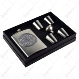 Set plosca cu palnie si 4 pahare din inox is cutie eleganta cu captuseala. cu decor embosat &ndash; La multi ani