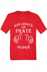 TRICOU DEDICATIE &amp;quot;ASA ARATA UN FRATE SUPER&amp;quot; ROSU foto