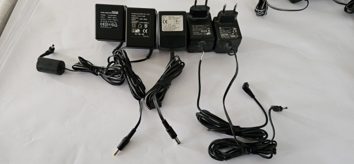 ALIMENTATOR 3,6, 4,5V , TOTAL LOT 5 BUCATI , TOATE FUNCTIONEAZA .