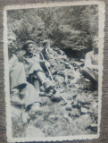 Elevi militari in excursie, pe un izvor al Butii// 1943, Romania 1900 - 1950, Portrete