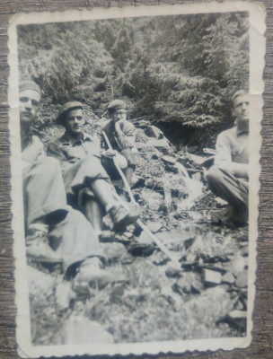 Elevi militari in excursie, pe un izvor al Butii// 1943 foto