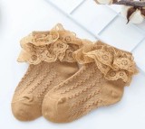 Sosetele maro cu model din tesatura si danteluta (Marime Disponibila: 9-12 luni