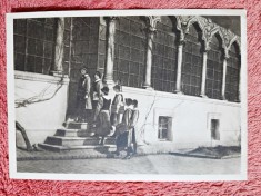 Fotografie tip carte postala, Scoala Centrala de Fete din Bucuresti, eleve intrand din gradina, inceput de secol XX