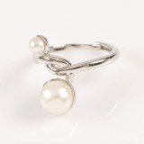 Inel din argint cu perle albe