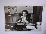 Fotografie dimensiune CP cu femeie din Italia la birou