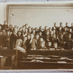 Grup de elevi de liceu in clasa, perioada interbelica// fotografie