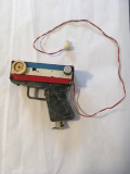 Cumpara ieftin Radio vechi romanesc artizanal din pistol jucarie romaneasca, anii 70, comunism