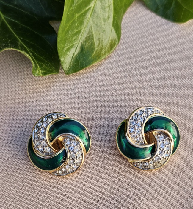 CERCEI CLIPS DIN METAL AURIU CU DECOR EMAIL VERDE SI CRISTALE MICI