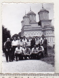Bnk foto Excursionisti la Manastirea Curtea de Arges, Alb-Negru, Romania de la 1950, Cladiri
