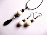 set colier cu pandantiv si cercei , bijuterii coral alb si howlite negru 33316