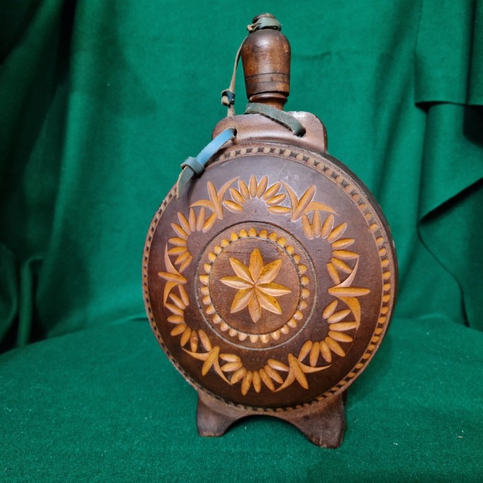 PLOSCA ROMANEASCA LUCRATA MANUAL &Icirc;N LEMN &Icirc;N ANII &#039;80 LA SC. DUMBRAVA