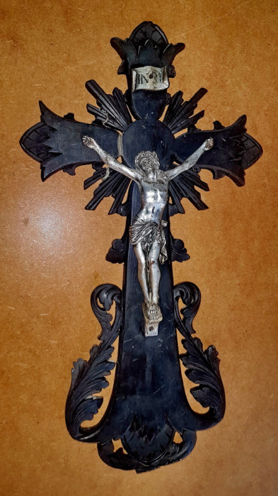 D388-Crucifix antic 1850-1900 lemn masiv metal argintat.