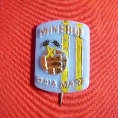 Insigna veche de fotbal- Minerul Baia Mare , plastic si email ,h=2,3cm