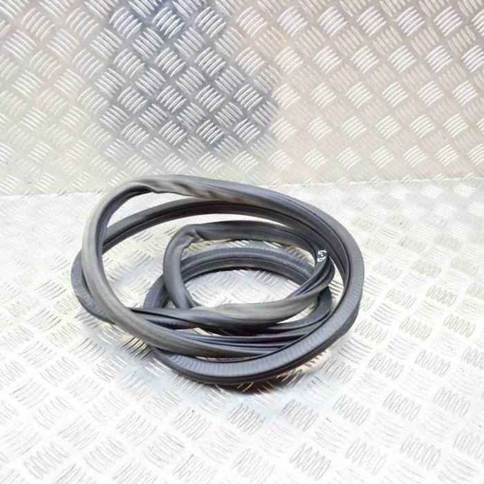 Garnitura ușă dreapta spate VW TOUAREG 7P5 2012 OEM: 7P0867367F