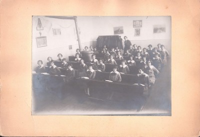 PM449N Eleve &amp;icirc;n uniformă școlară, &amp;icirc;n sala de clasă, Rom&amp;acirc;nia, perioada interbelică foto