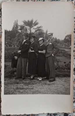 Tineri in gradina botanica din Cluj, 1937// foto tip CP foto
