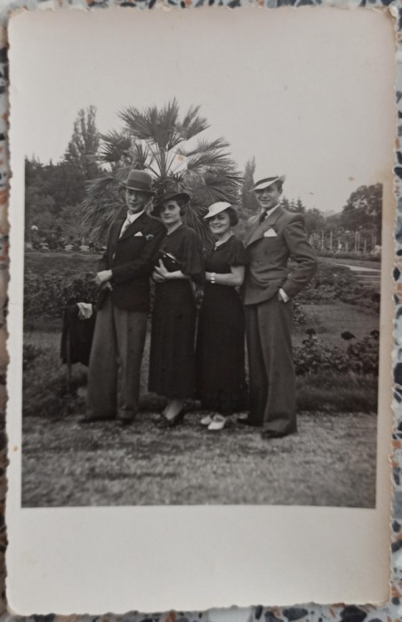 Tineri in gradina botanica din Cluj, 1937// foto tip CP