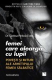 Femei care alearga cu lupii