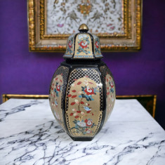 Vaza din Portelan Negru, Decorată cu Motive Florale Imari și Aur Coloidal”