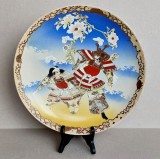 Samurai - Platou mare japonez Satsuma cca 1900, pictat manual cu ornamente aurii, diametru 31cm