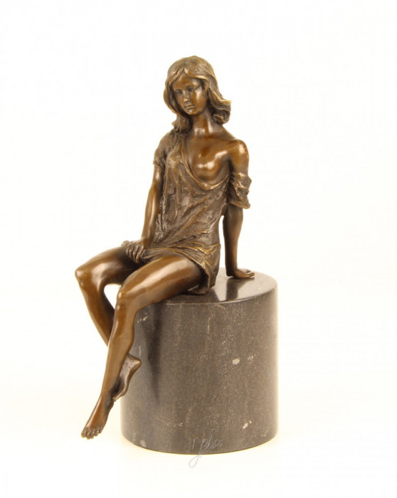 Femeie semidezbracata- statueta din bronz masiv pe un soclu din marmura KF-48