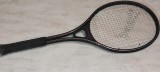 Rachetă de tenis vintage Slazenger Panther Club, din aluminiu recunoscută după cadrul negru cu detalii roșii și logo-ul