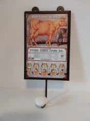 Cuier metal cu reclama vintage la produse lactate (in engleza), butonul cuierului este de ceramica alba