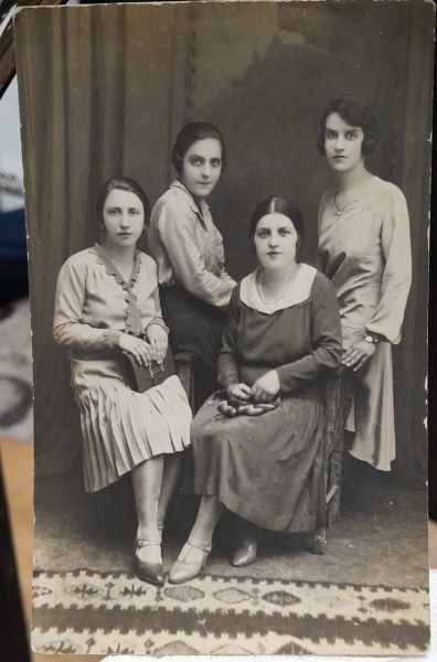 Fotografie tip carte postala, necirculata, 4 tinere, 1930