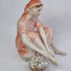 Bibelou portelan romanesc vechi, vintage - Fata cu cosulet