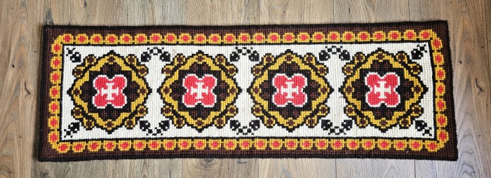 CENTRU DE MASA / NAPRON GROS VINTAGE, CUSUT MANUAL IN CRUCIULIȚE PE ETAMINA