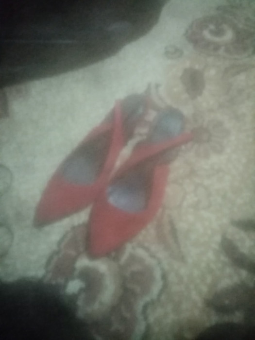 V&acirc;nd pantofi roșii cu tugui