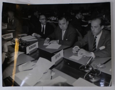 SESIUNEA A XVI -A A C.E.E. , O.N.U. , GENEVA , REPREZENTANTII ROMANIEI , PORTUGALIEI SI SPANIEI ,FOTOGRAFIE DE PRESA , APRILIE 1961 foto