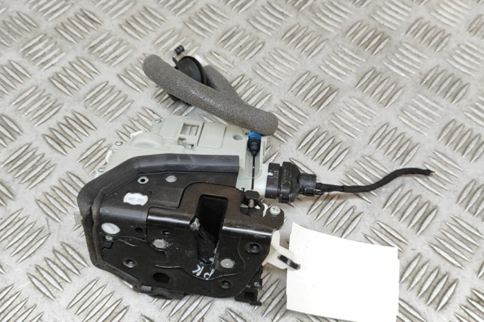 &Icirc;ncuietoare ușă st&acirc;nga față AUDI A3 Sportback 8VA, 8VF 2020 OEM: 8X2837015B 29287489