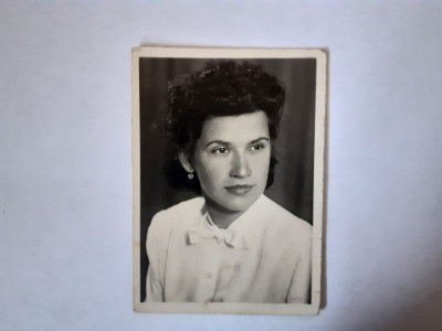 Fotografie cca 3/6 cm cu femeie din București &amp;icirc;n 1950 foto