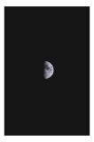 Tablou Canvas, "Luna &icirc;n &icirc;mbrățișarea &icirc;ntunericului", Lună, &Icirc;ntuneric, Jumătate, Noapte, Mister, Răceală, Spațiu, 26 x 39 cm, CMCLASS