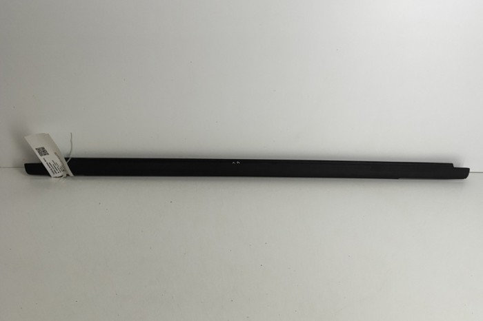 Chedar geam ușă dreapta spate BMW iX1 U11 BEV 2023 OEM: 9451524 28088918