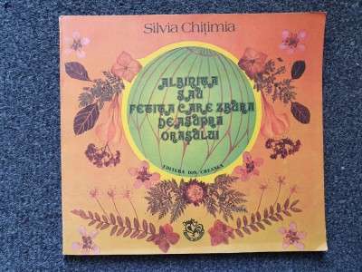 ALBINITA SAU FETITA CARE ZBURA DEASUPRA ORASULUI - Silvia Chitimia foto