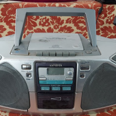RADIO CD CASETOFON AIWA , MODEL CSD-FD73 FUNCTIONEAZA DOAR RADIO FM .