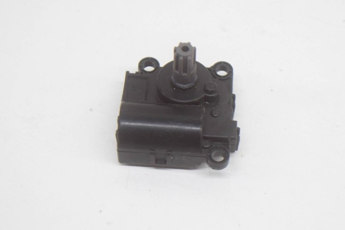 Motoras clapetă aeroterma TESLA MODEL S 2017 OEM: D332-CK8AA04 | 12563875