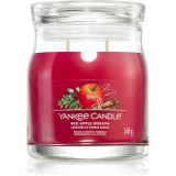 Yankee Candle Red Apple Wreath lum&acirc;nare parfumată Signature 368 g