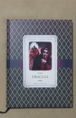 DRACULA - Bram Stoker (roman ilustrat, limba engleză) - adapted by Anne Rooney foto