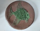 Farfurie ceramica decorativa, cu peste in relief, realizata manual, Studio Art, artist made, semnata JS, cu suport metalic pentru agatare pe perete