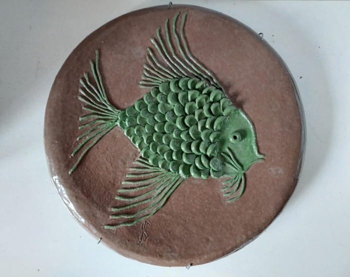 Farfurie ceramica decorativa, cu peste in relief, realizata manual, Studio Art, artist made, semnata JS, cu suport metalic pentru agatare pe perete